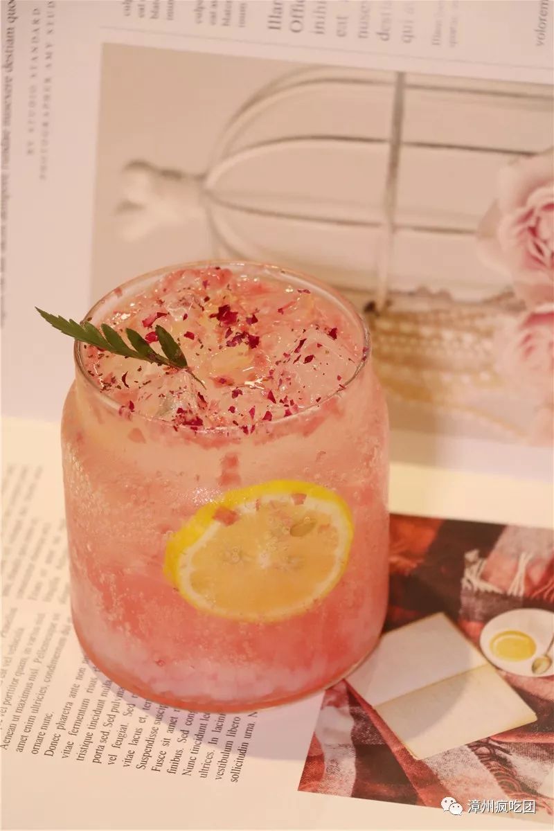 粉粉嫩嫩的玫瑰荔枝气泡水 第一眼真的是戳中了小编的少女心 这样一杯