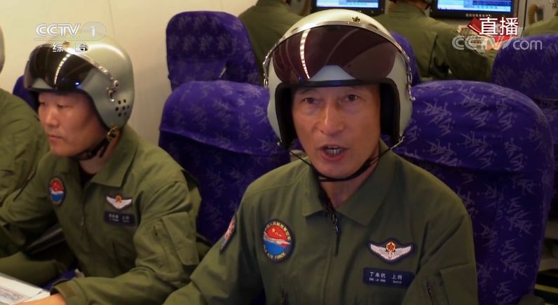 丁来杭上将在空警-2000预警机上担任指挥员的空军司令员丁来杭上将