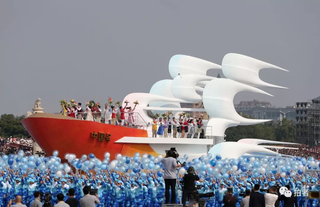 "扬帆远航"方阵彩车."祖国万岁"方阵彩车.群众游行.群众游行.