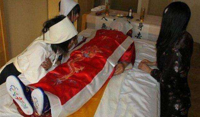 人死后为什么要盖脸,穿寿衣,守灵呢?