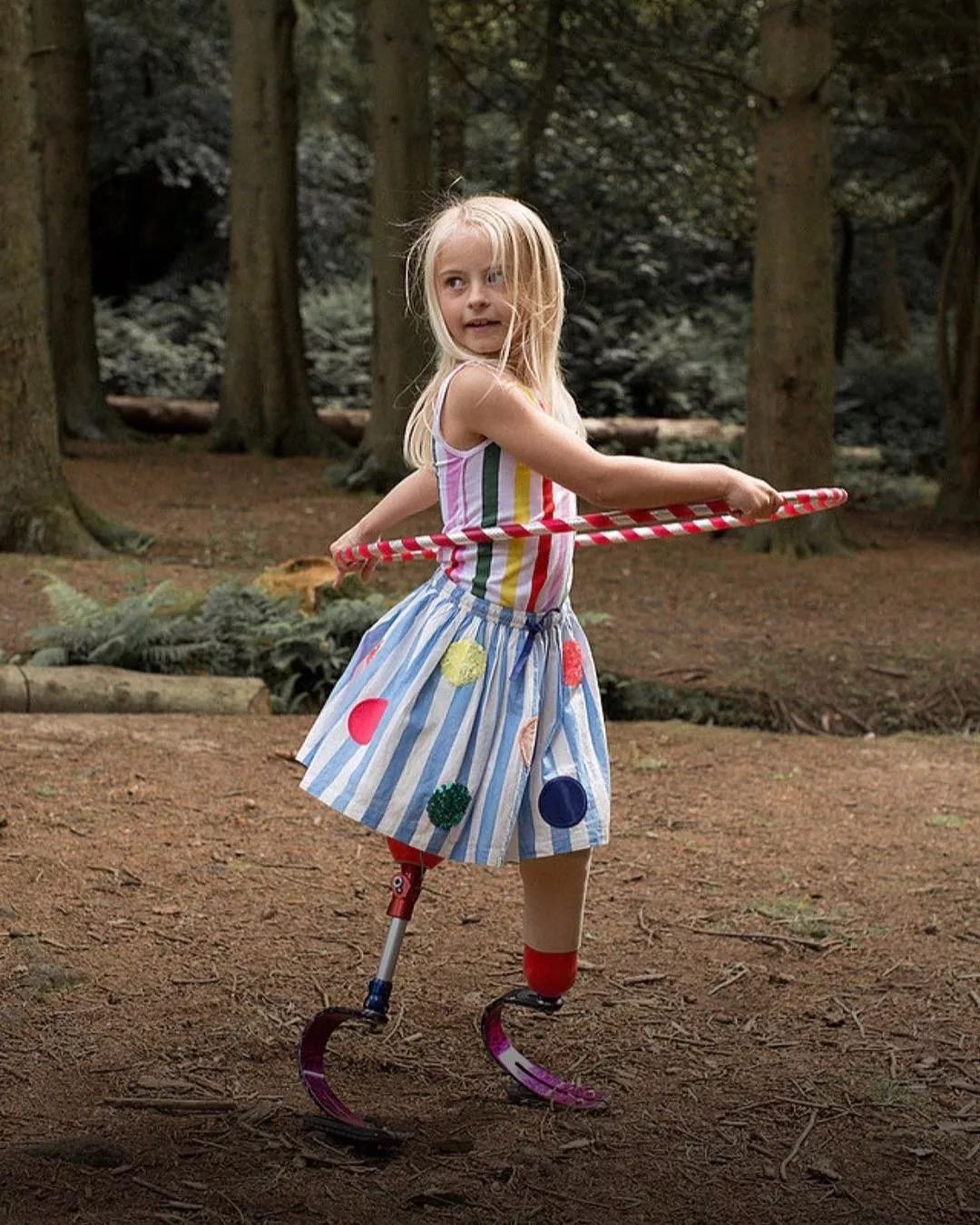 9岁残疾女孩女红遍全球失去双腿却美若天仙她用勇气和笑容创造历史