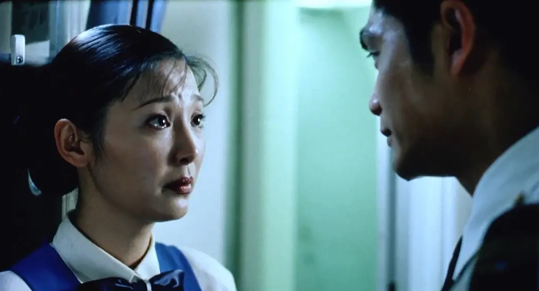 电影《紧急迫降》上映于2000年,由张建亚执导,邵兵,徐帆,尤勇等主演
