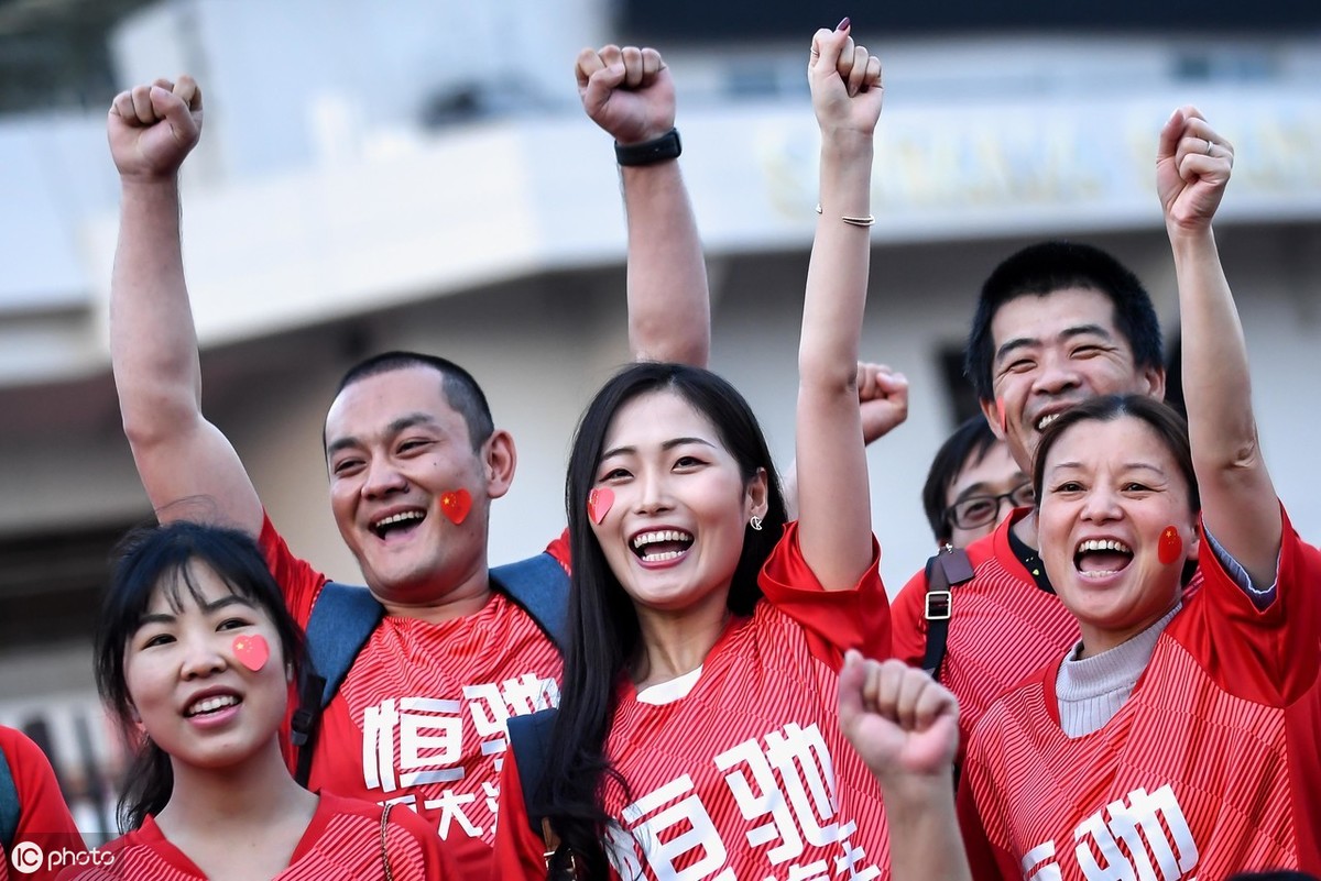 广州恒大远征球迷场外集结,合影呐喊助威,美女球迷吸睛