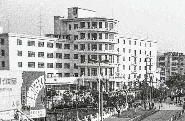 ▼1962年,金桥饭店安装了省内第一台客用电梯,它曾是贵阳十大建筑之一