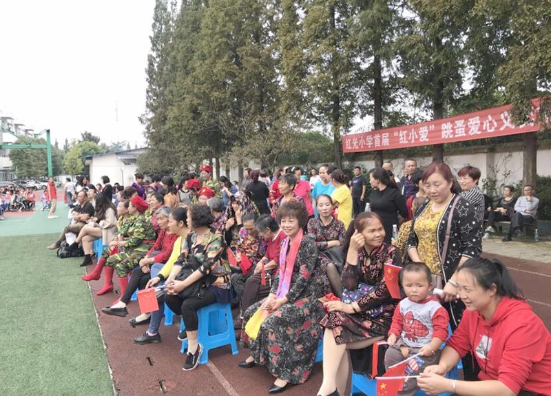 四川郫都红光镇护国村载歌载舞庆祝新中国成立70周年