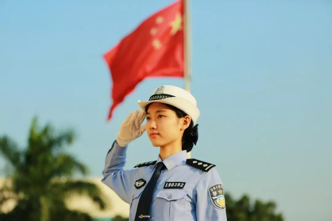 女警察敬礼图片