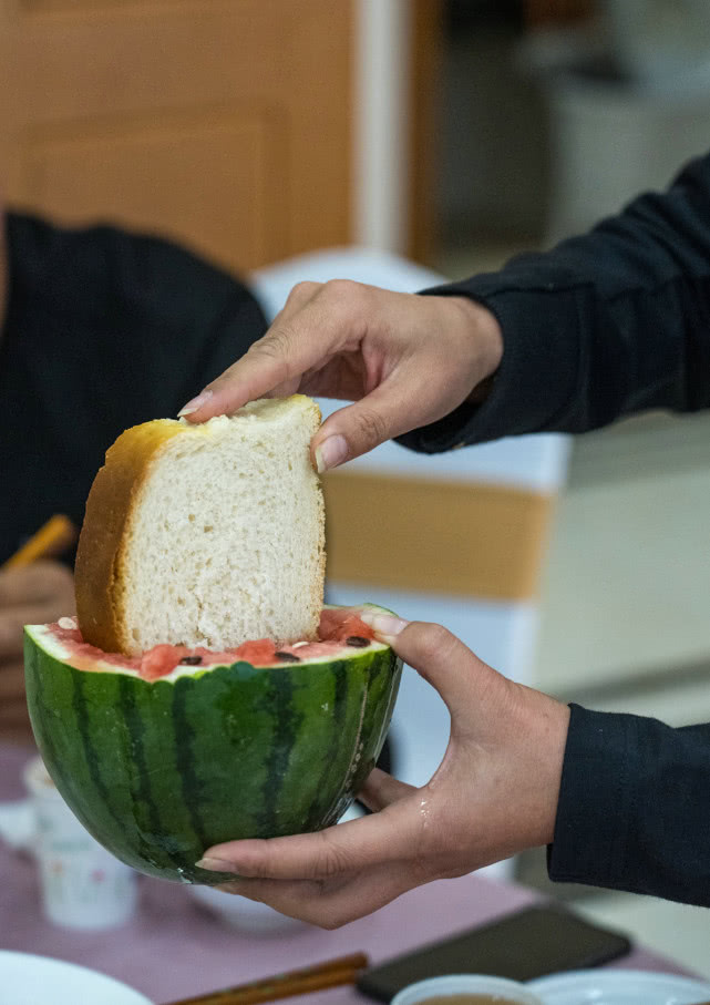 原创让西安羊肉泡馍失色:甘肃民勤流行西瓜泡馍,把外地游客看呆