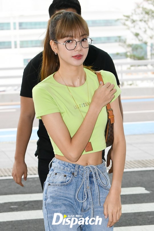 "行走的蚂蚁腰终结者"lisa因海外行程前往泰国