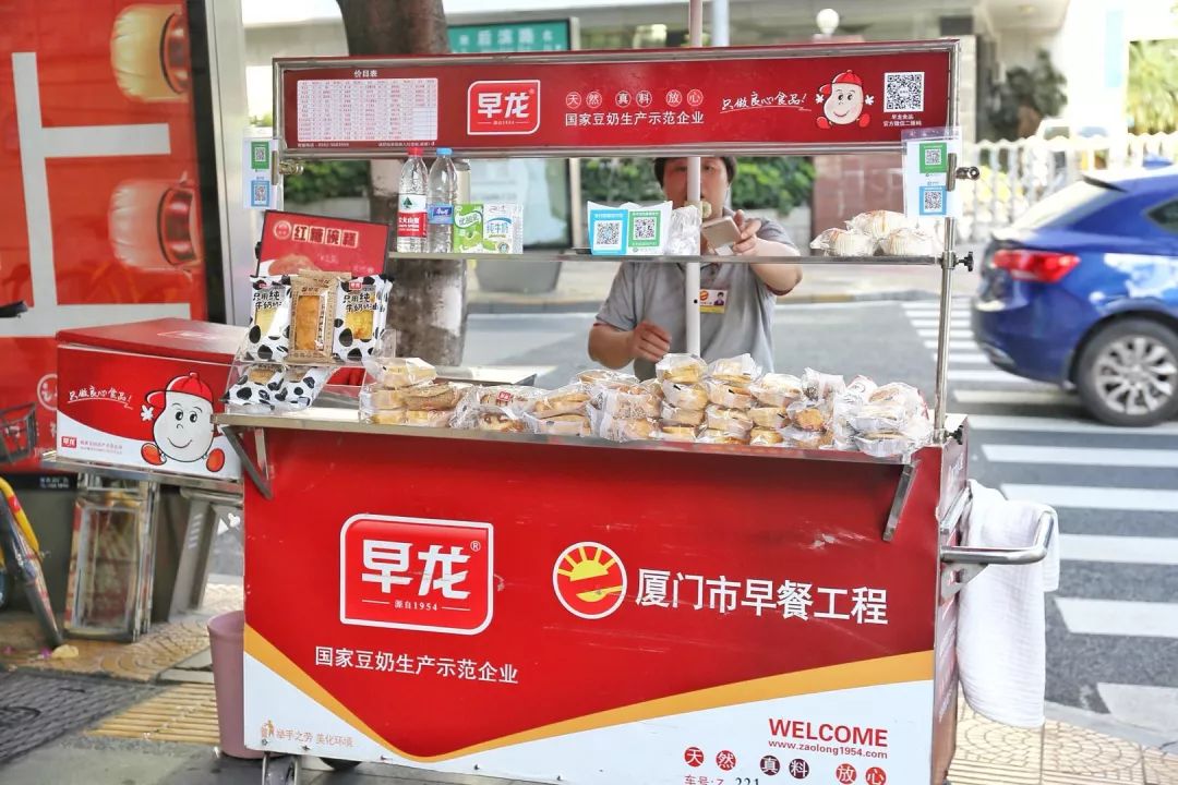 的早龙餐车,21年,2600多辆餐车,每天有30万人都要吃着来自它的早餐