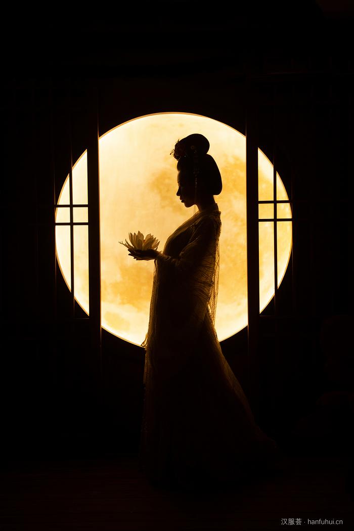 汉服:虽然看不清楚美人的脸,但是月亮代表我的思念