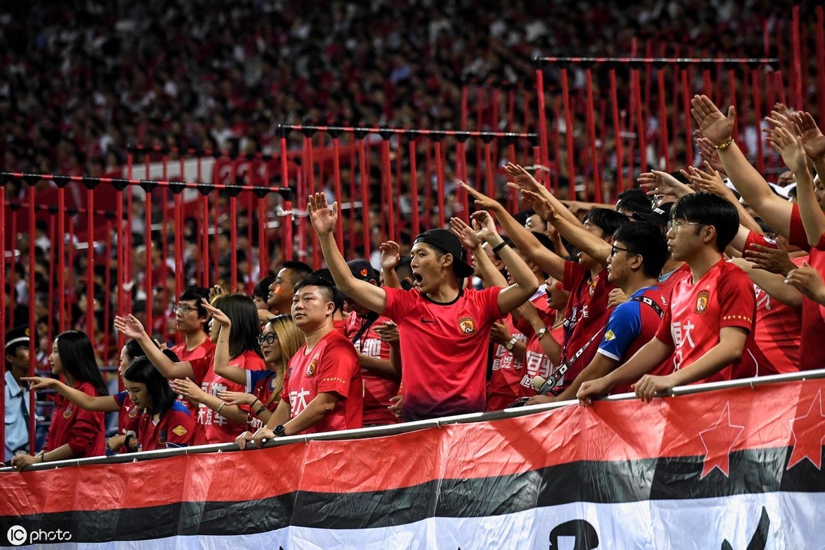 广州恒大0-2浦和红钻,卡纳瓦罗场边沉思,场边球迷表情辛酸