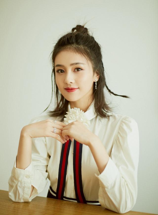 她签约于正3年被力捧,今穿衬衣配高腰短裙,25岁美成校园初恋