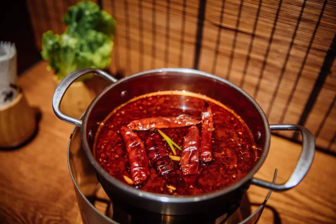 店里的锅底一共有五种, 清汤锅,番茄锅,酸菜锅,菌菇锅,麻辣锅.