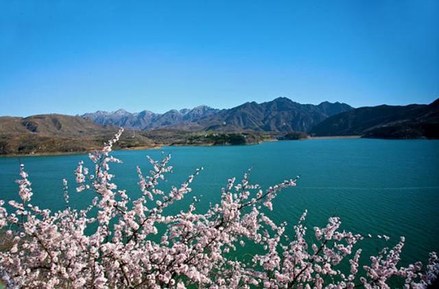 燕山天池位于延庆县城东北20公里(距京90余公里),是仓米古道自然风景