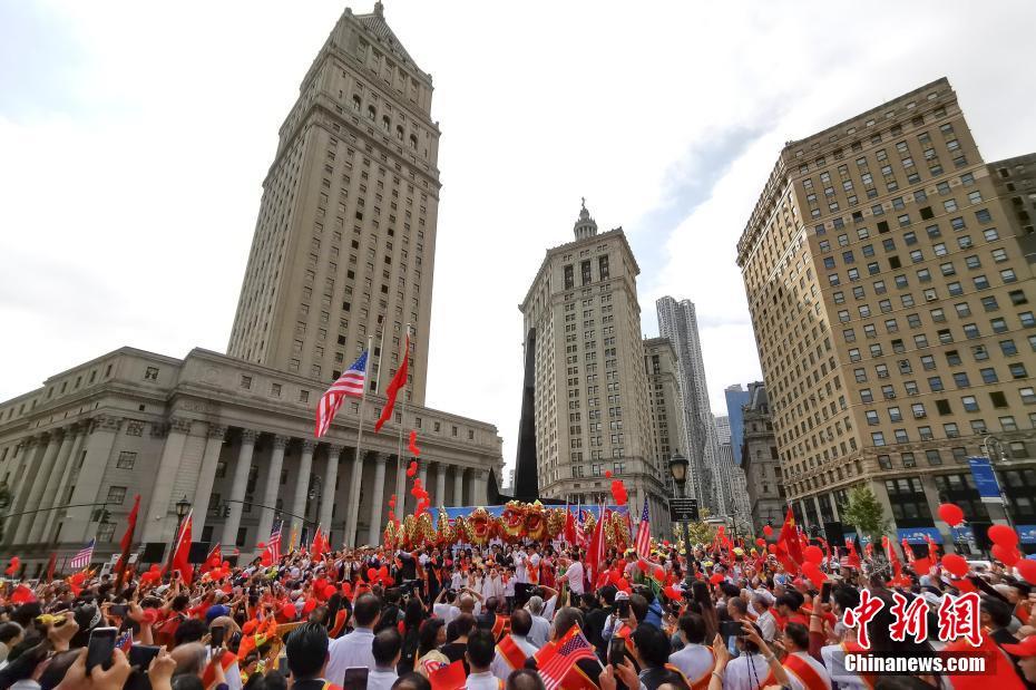 1/ 4 当地时间10月1日,美国纽约华人华侨在曼哈顿富利广场举行升国旗