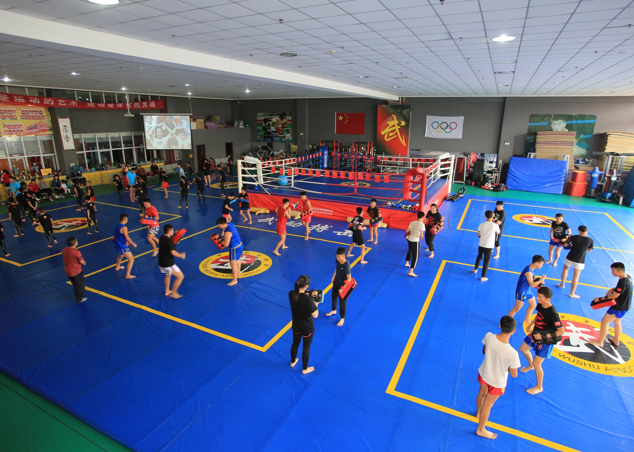 长治体育运动学校散打队组织全体学员观看了阅兵盛典