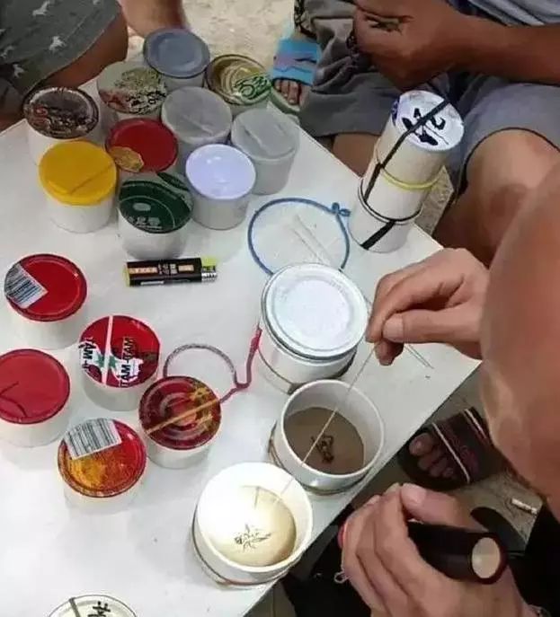 李成儒之前还在《沉浮古玩虫》中饰演了罗水银,其中一个片段就是罗