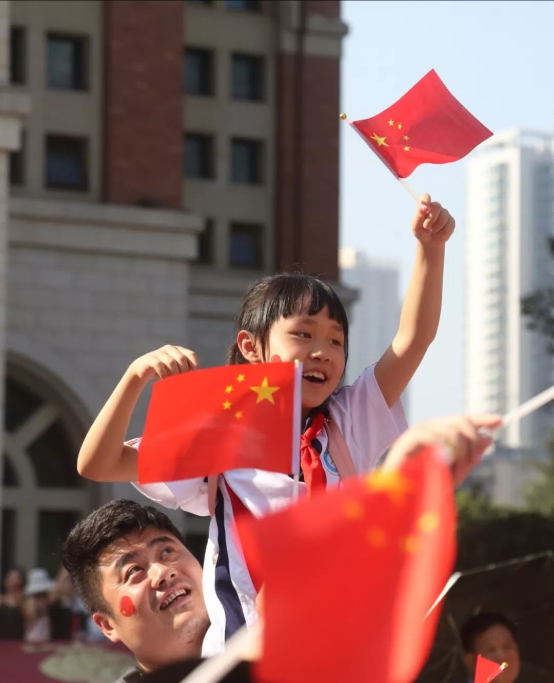 我愛你中國拼國旗唱紅歌700餘名青少年花式表白祖國