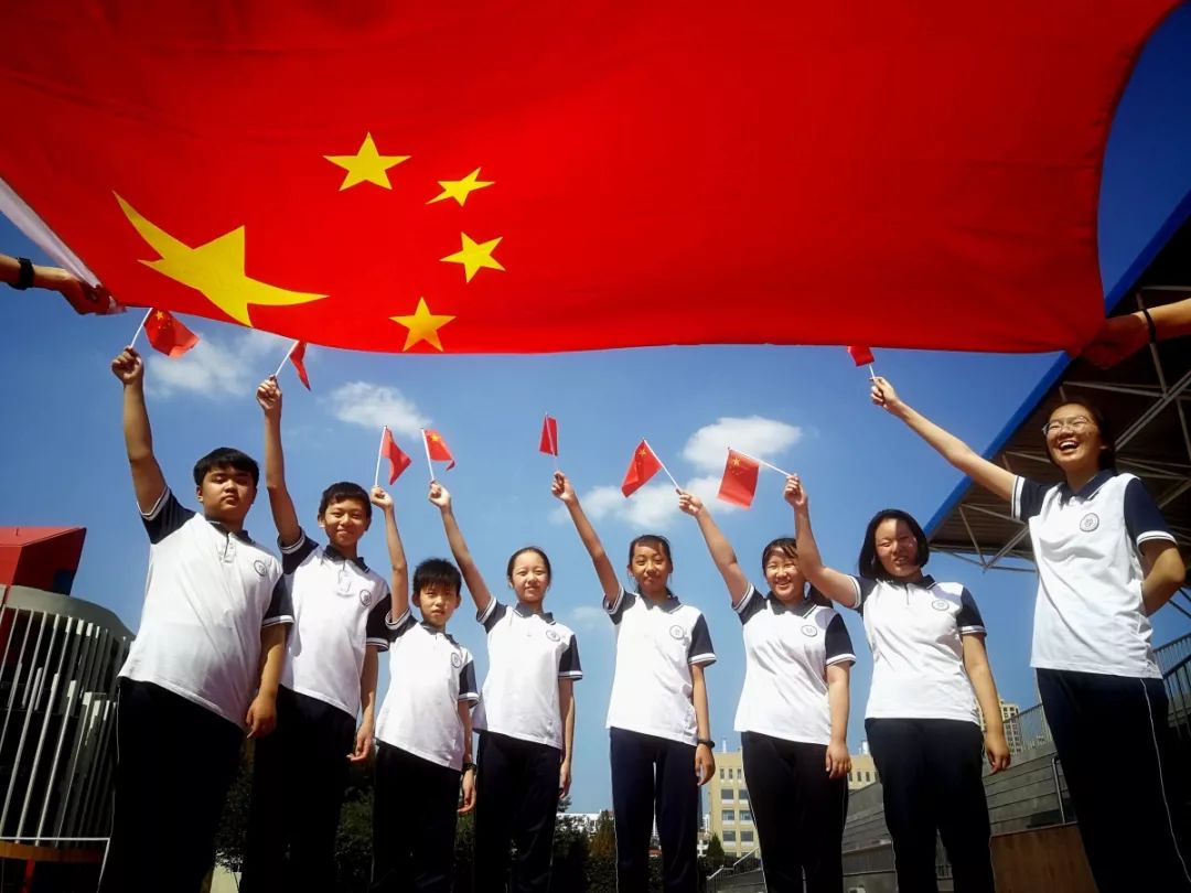 感恩,自豪,骄傲一样的色彩,一样的激情火红的国旗,火红的爱国心我们和