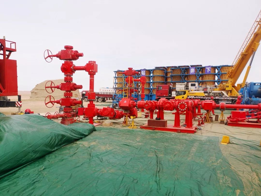 采用了两套多工位连接器 压裂管汇 控制阀门的安装方案,在补偿了井口