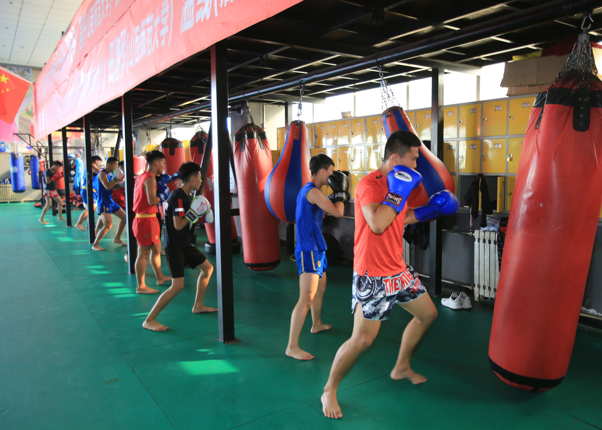 长治体育运动学校散打队组织全体学员观看了阅兵盛典