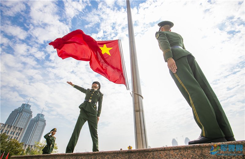 各地官兵隆重举行升旗仪式