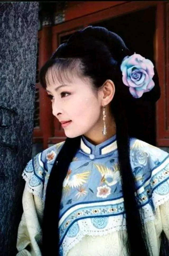 原创最美琼女郎何音,感情道路坎坷不平,如今仍孤身一人