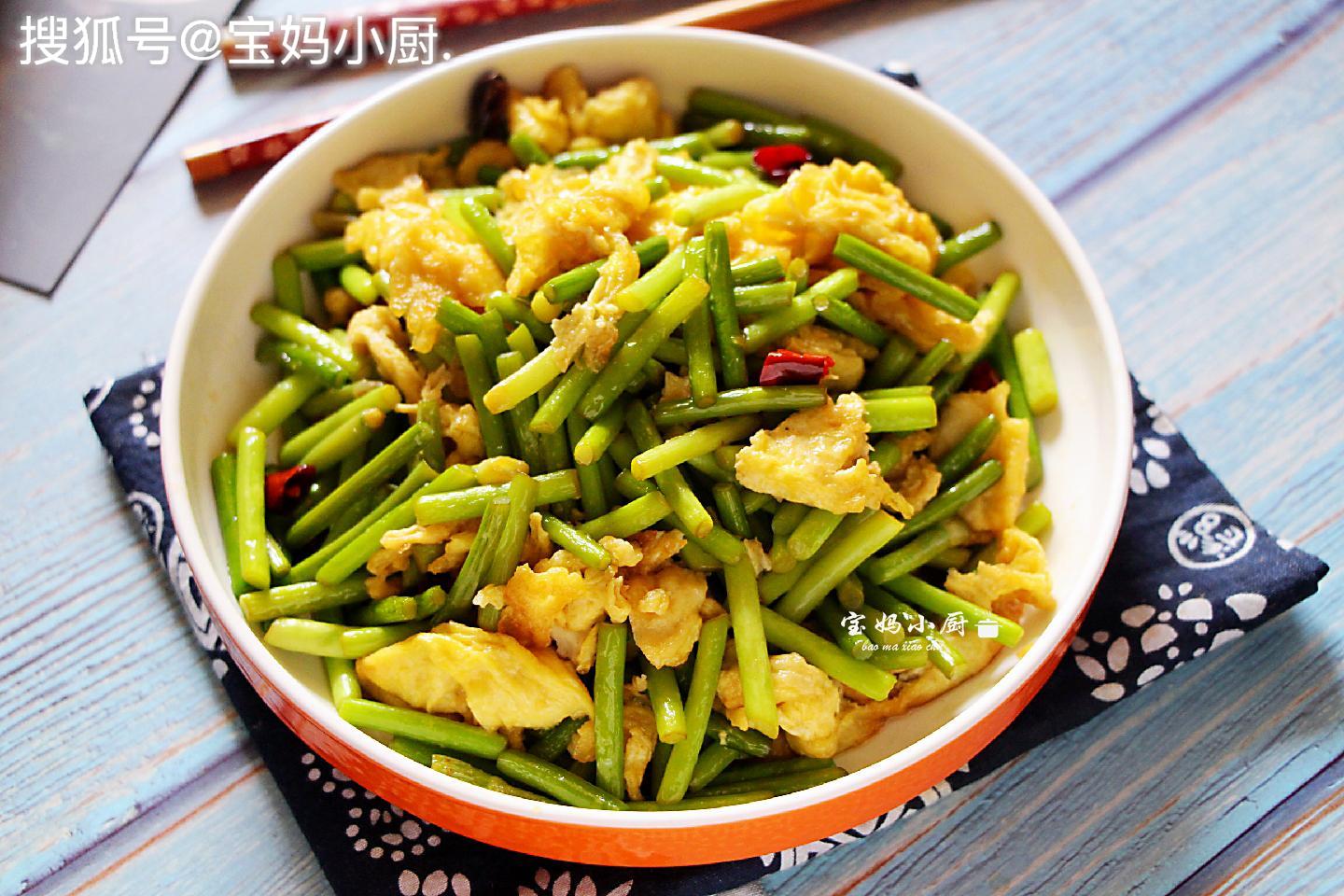 【蒜苔炒柴鸡蛋】食材:蒜苔260克,柴鸡蛋2个,干辣椒段2克,味极鲜酱油