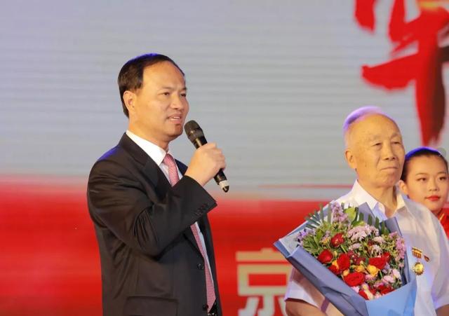 王国华为七位年代嘉宾献花,对在不同时期在不同岗位上为京城机电发展