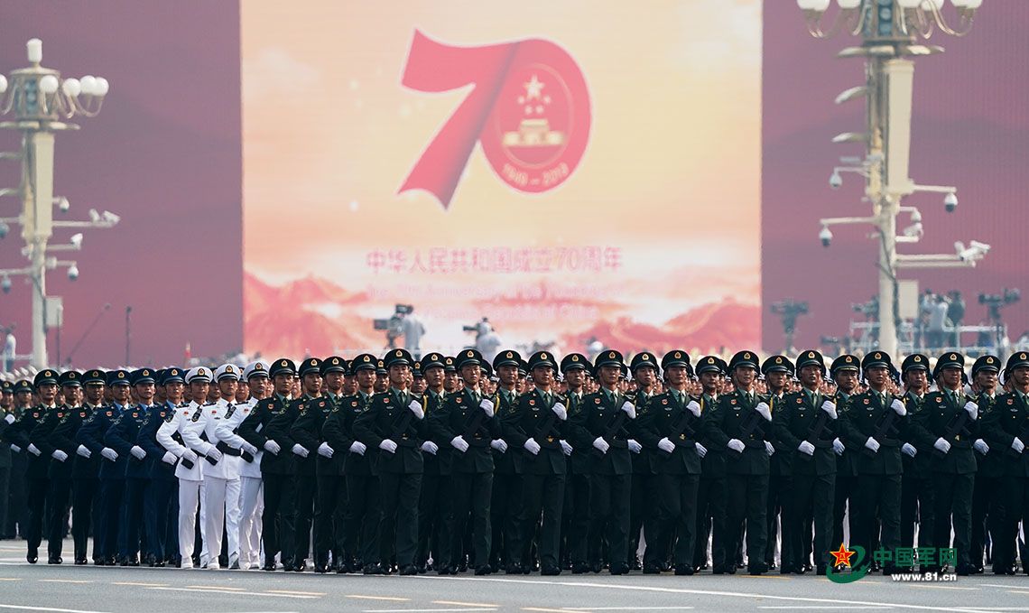 在阅兵现场,中国军网记者拍摄下了受阅方队的精彩瞬间,受阅官兵从庆祝