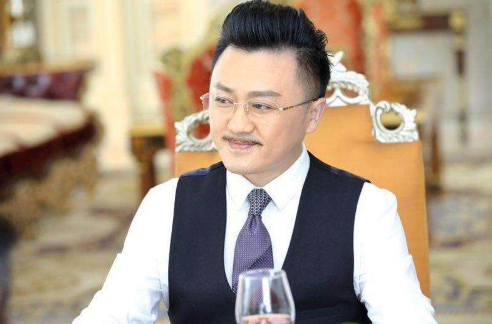 原创还珠格格小凳子近照娶小20岁娇妻生双胞胎成人生赢家