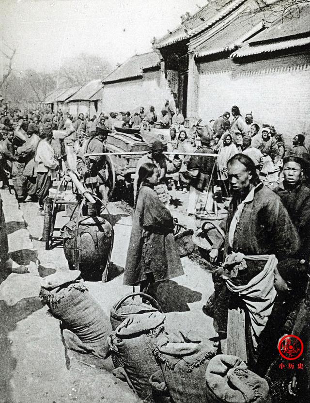 清末老照片:男人剪辫子,小孩干农活_清朝