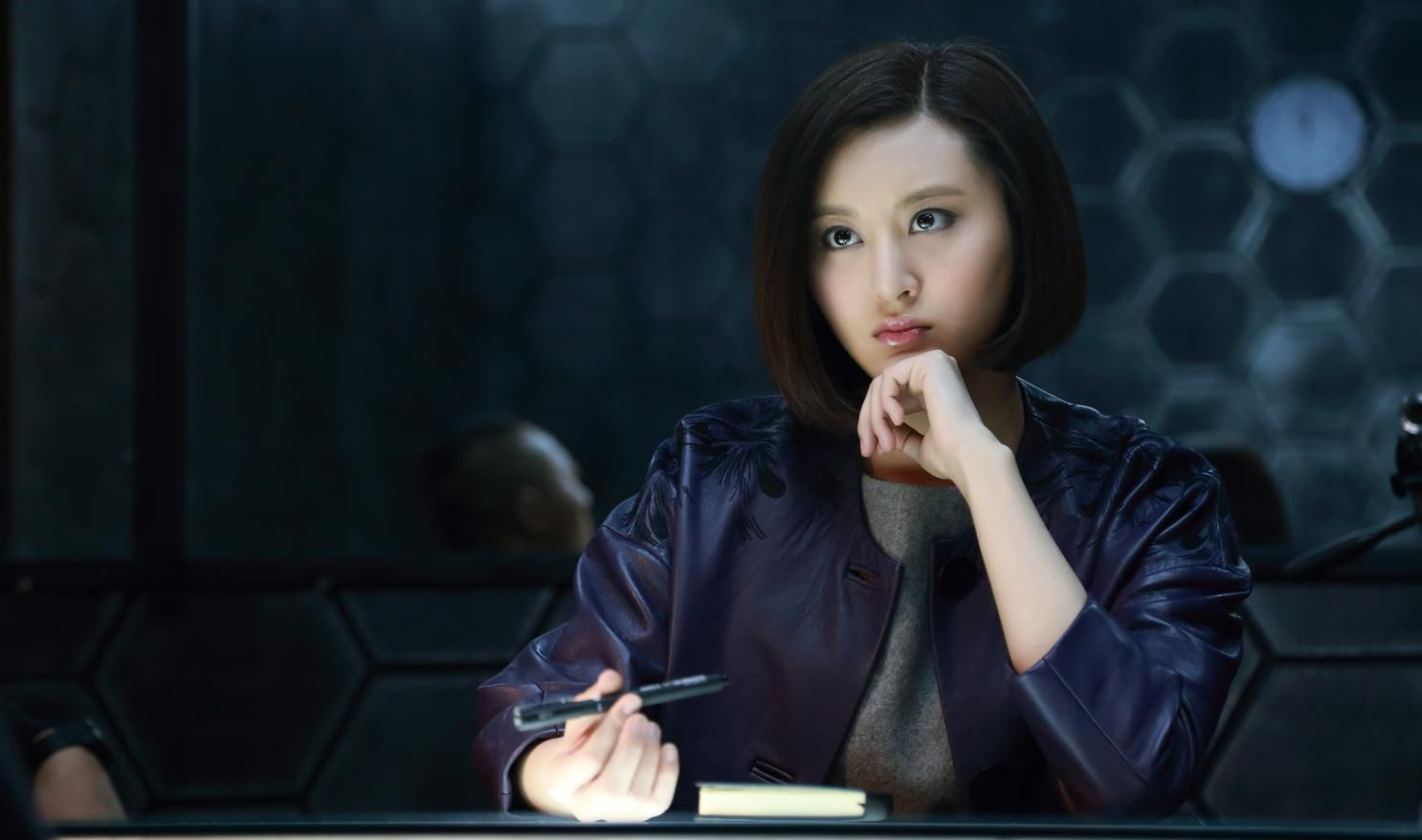 就像之前甘露在火凤凰这部电视剧中唐笑笑的表演一样,甘露完全从一个