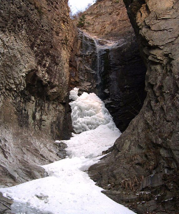 龙王樽出了鬼门关,会看见一个形似半只巨型酒樽的瀑布,上部的山岩内陷