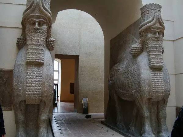 古巴比伦展区的雕塑体量都很大.