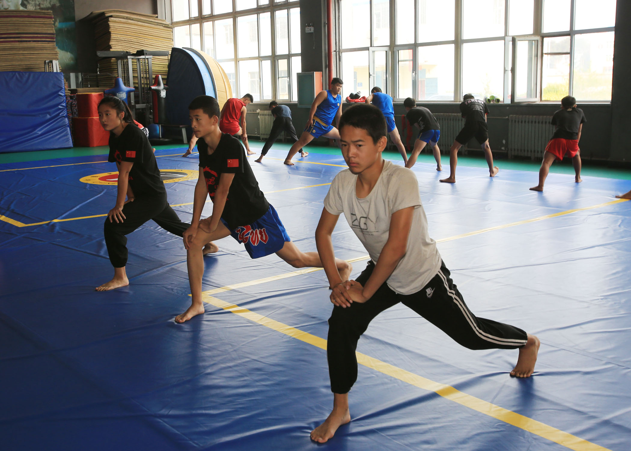 长治体育运动学校散打队组织全体学员观看了阅兵盛典