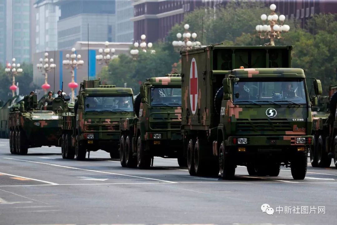 图为受阅的补给供应方队.盛佳鹏 摄图为受阅的无人作战第3方队.