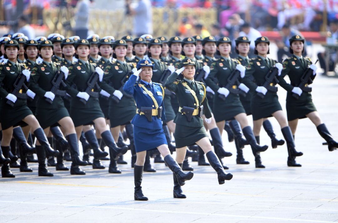 图右为唐冰少将这是历次阅兵中首次在徒步方队安排女少将任领队.