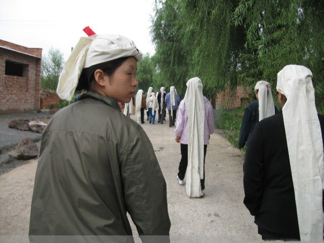 按着当地的民俗,父亲去世做儿女的要带长孝,也叫全孝或重孝.