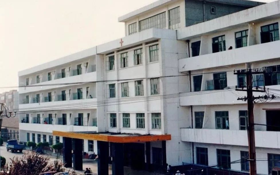 20世纪90年代成立初的"120"急救中心旧貌八十年代初,外科全体同志欢送