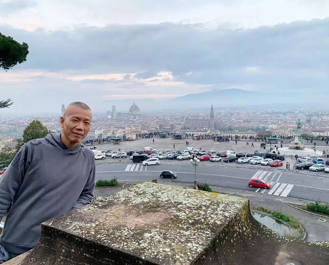 今夜在天安门前负责放烟花的人叫蔡国强