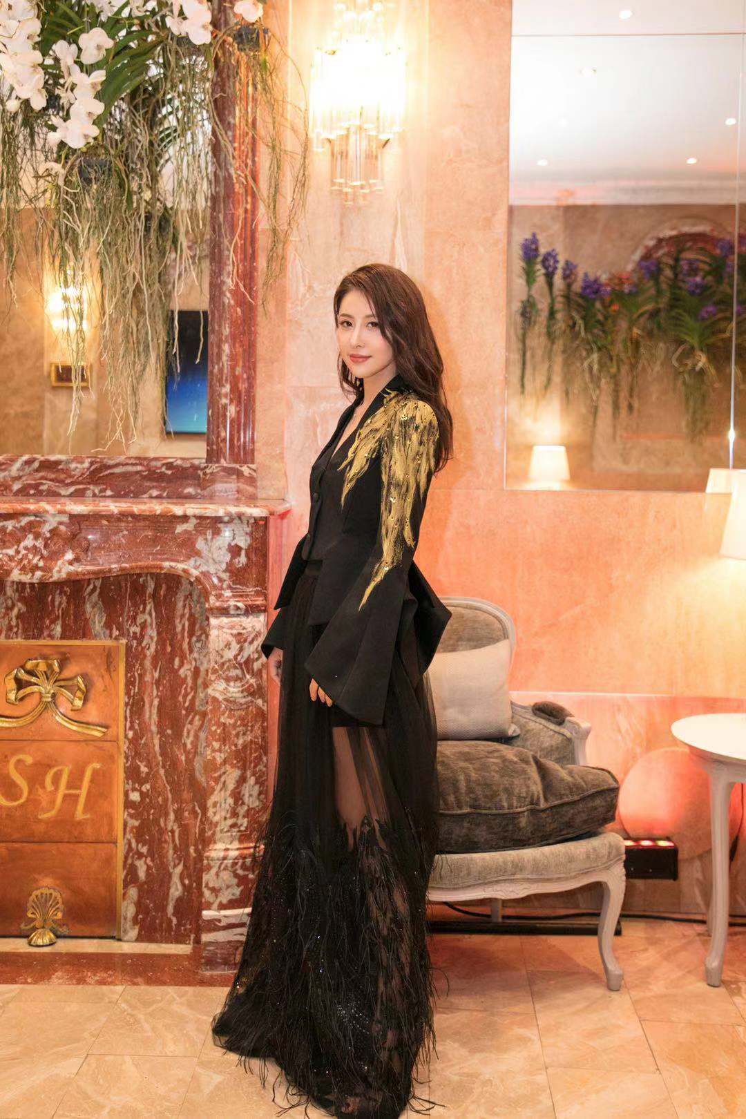 青年演员贾青亮相巴黎时装周 深v长裙性感优雅 迷人上演"美腿杀"