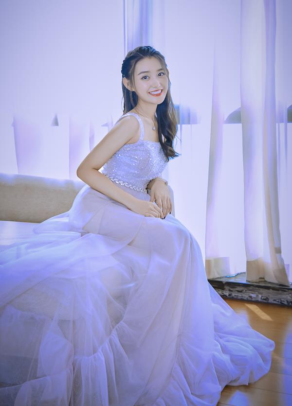 蒋依依晒美照为祖国庆生,身穿露肩连衣裙仰望天空,既成熟又美丽