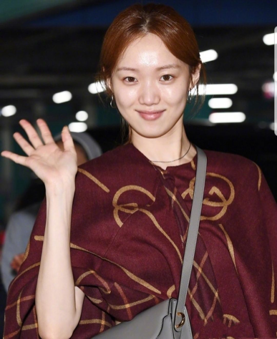 原创李圣经素颜披床单走机场造型超大胆不过看起来却很高级