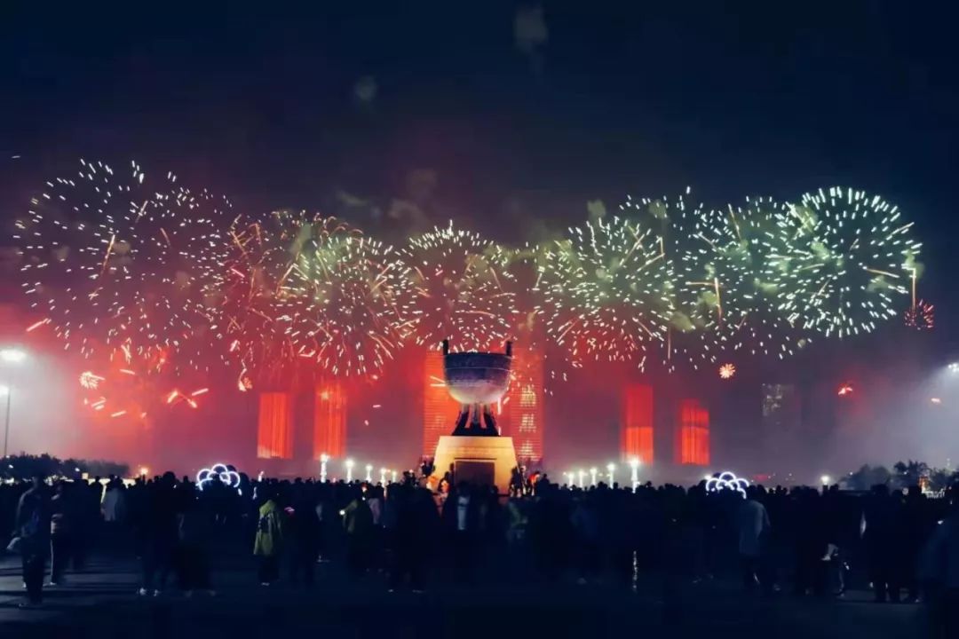 这场绚烂璀璨的烟花秀是献给祖国母亲70周岁的生日礼物祝福我们伟大的