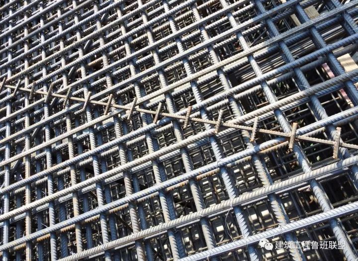 筏板上层钢筋安装时使用预制定位钢筋控制间距,保证筏板钢筋安装