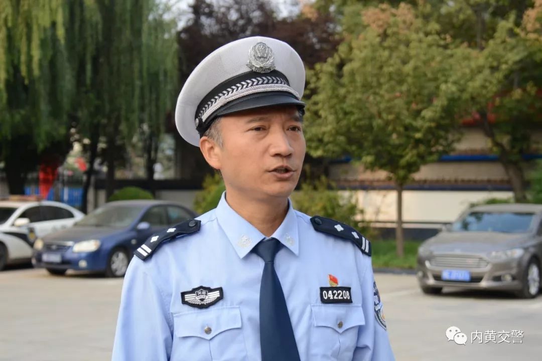 内黄交警大队举办庆祝新中国成立70周年升旗仪式