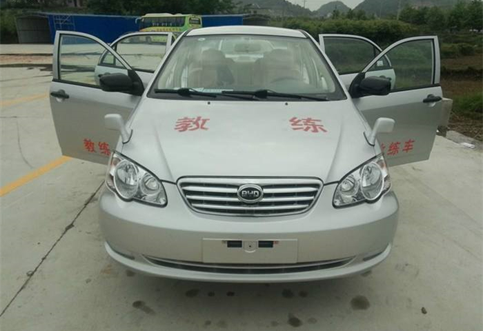 这些年来比亚迪f3在教练车领域的地位还是很高的,凭借皮实耐用的质量