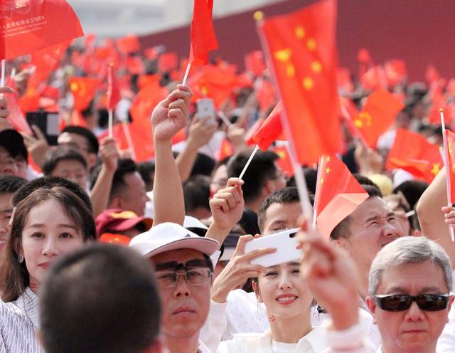 原创佟丽娅简约穿搭现身阅兵礼手拿红旗满脸自豪气质清新美貌出众