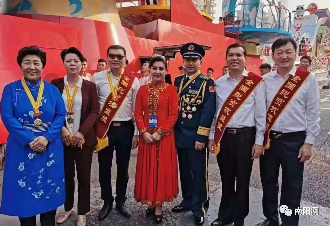 全国脱贫攻坚奖获得者 秦英林(左)南阳市镇平县黑虎庙小学校长张玉滚